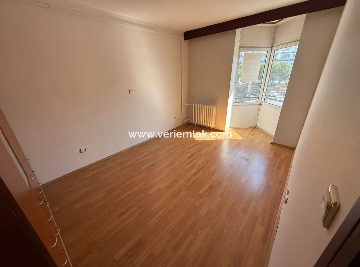 Eine Geräumige Wohnung Von 130 M² Im 7. Stock In Tibaş Site, Einer Der Prestigeträchtigsten Sehenswürdigkeiten Von Izmir, Steht Zur Miete!