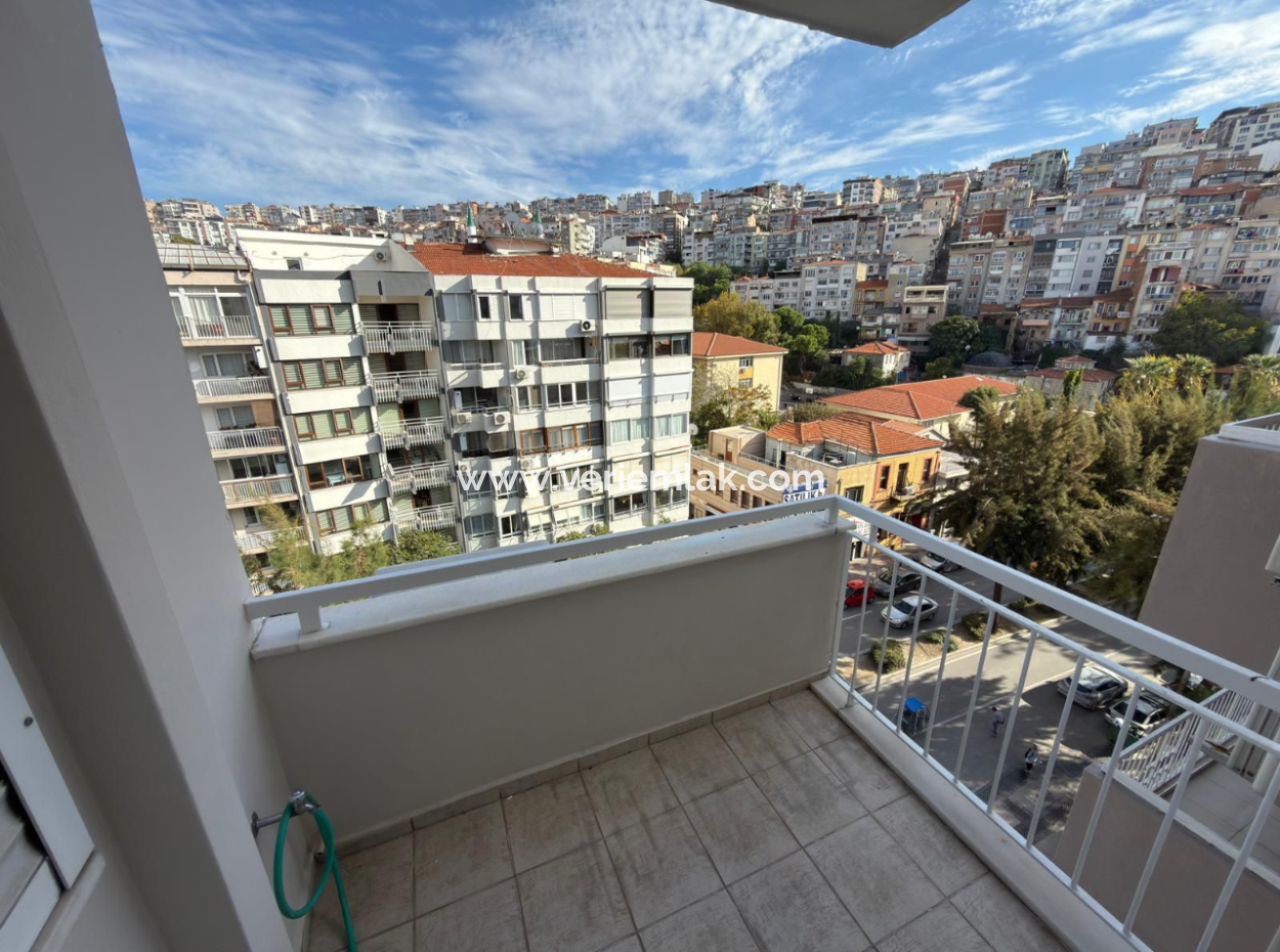 Komplett Renovierte Herrenhauswohnung Im Zwischengeschoss Mit 4 1 Parkplätzen In Karataş