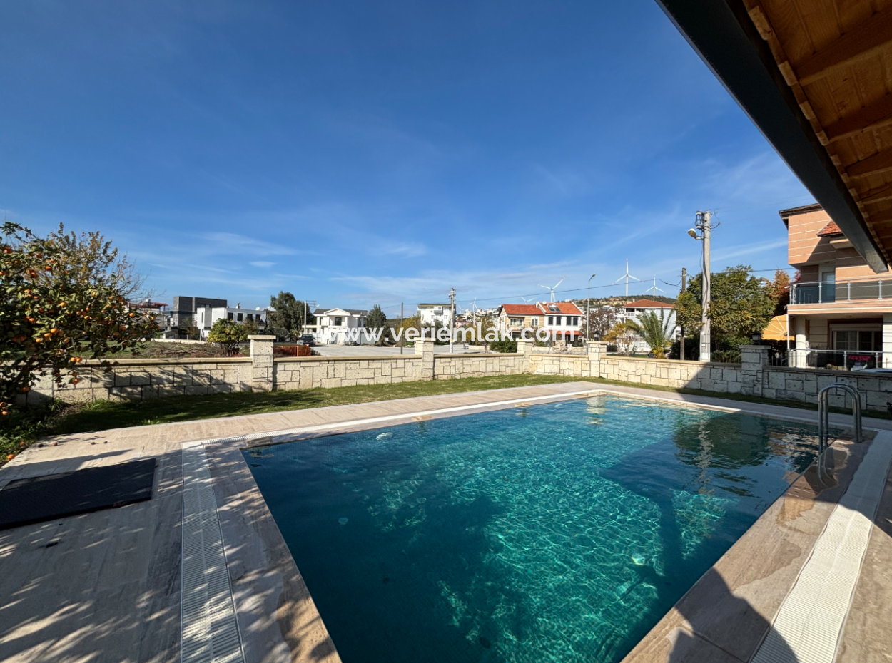 3 Zimmer, 1 Wohnzimmer, Freistehende Villa Mit Pool In Sigacik Zum Verkauf