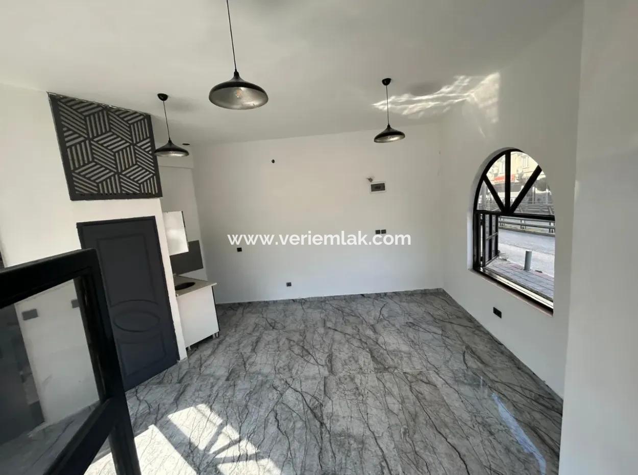 Eckladen In Der Nähe Des Gazi Krankenhauses Mit Drei Fassaden, Kostenlos