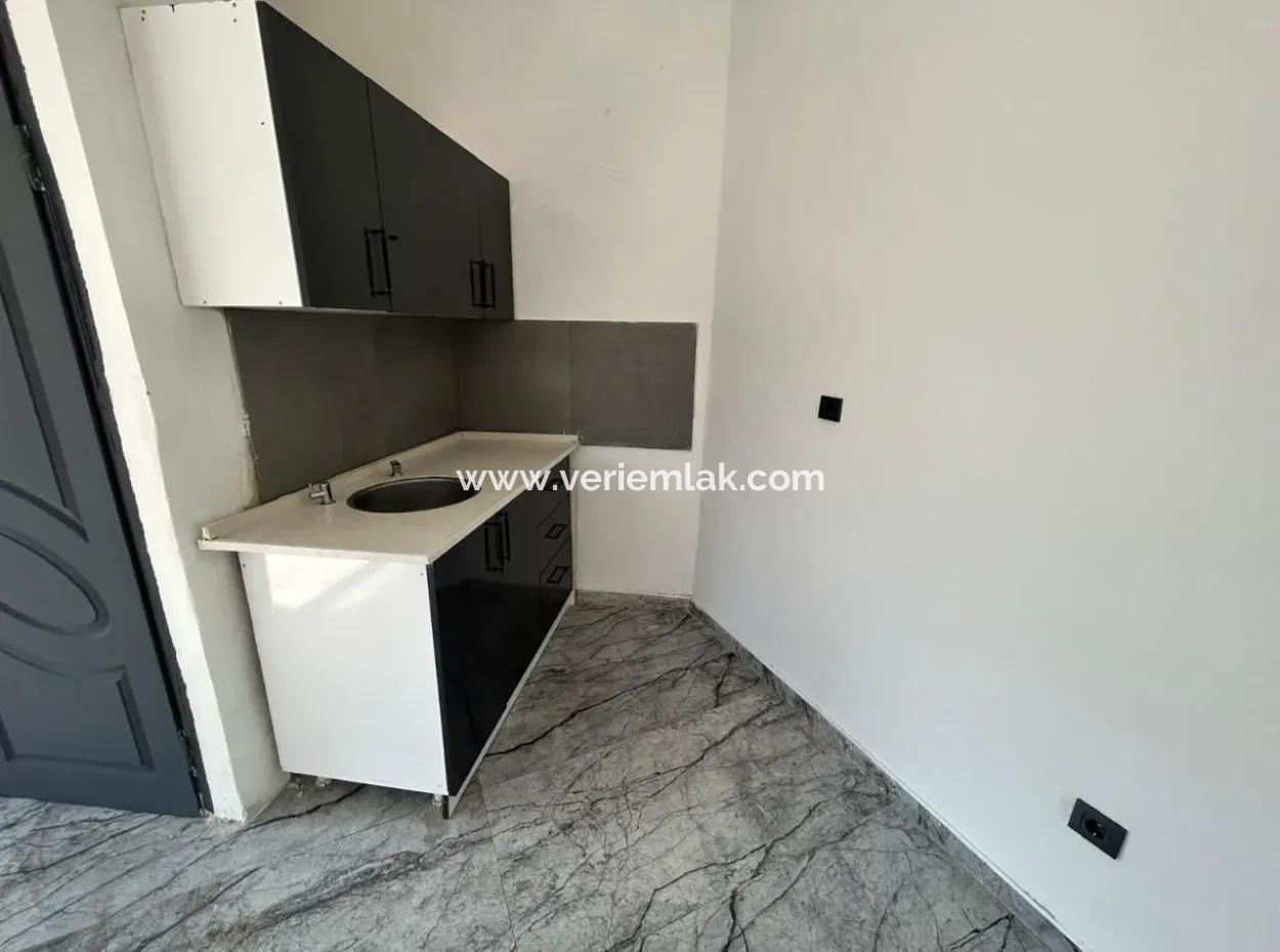 Eckladen In Der Nähe Des Gazi Krankenhauses Mit Drei Fassaden, Kostenlos