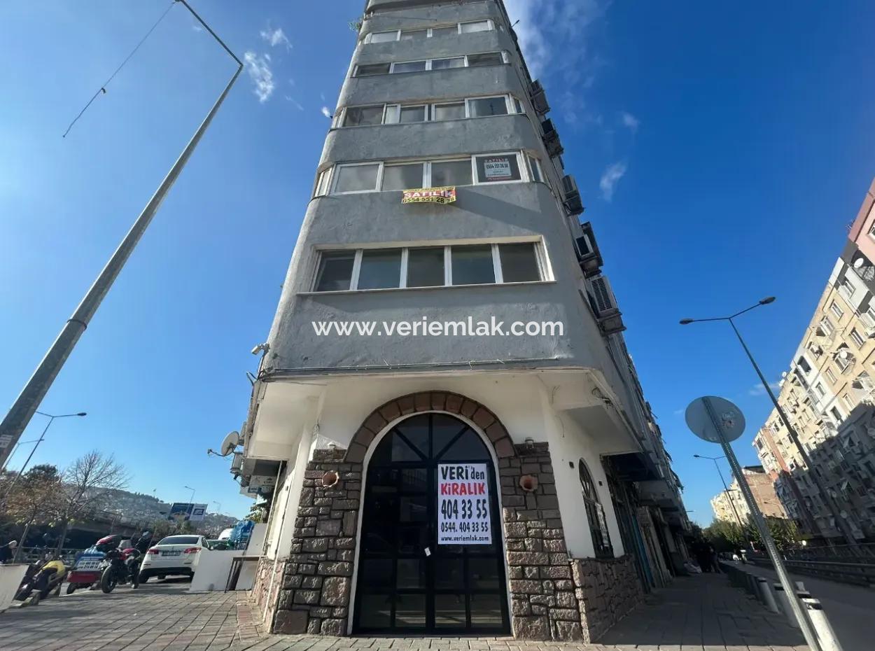 Eckladen In Der Nähe Des Gazi Krankenhauses Mit Drei Fassaden, Kostenlos