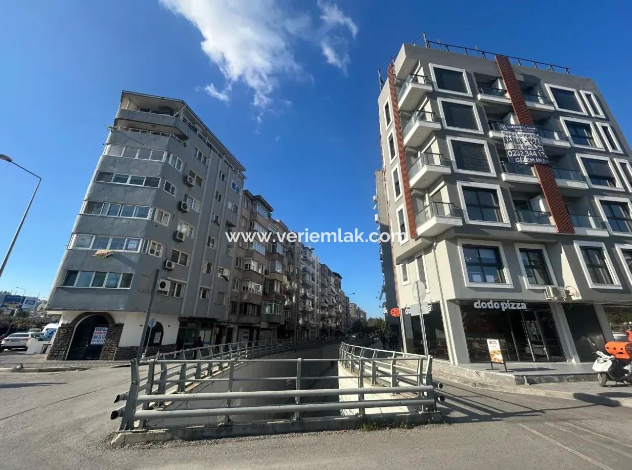 Eckladen In Der Nähe Des Gazi Krankenhauses Mit Drei Fassaden, Kostenlos