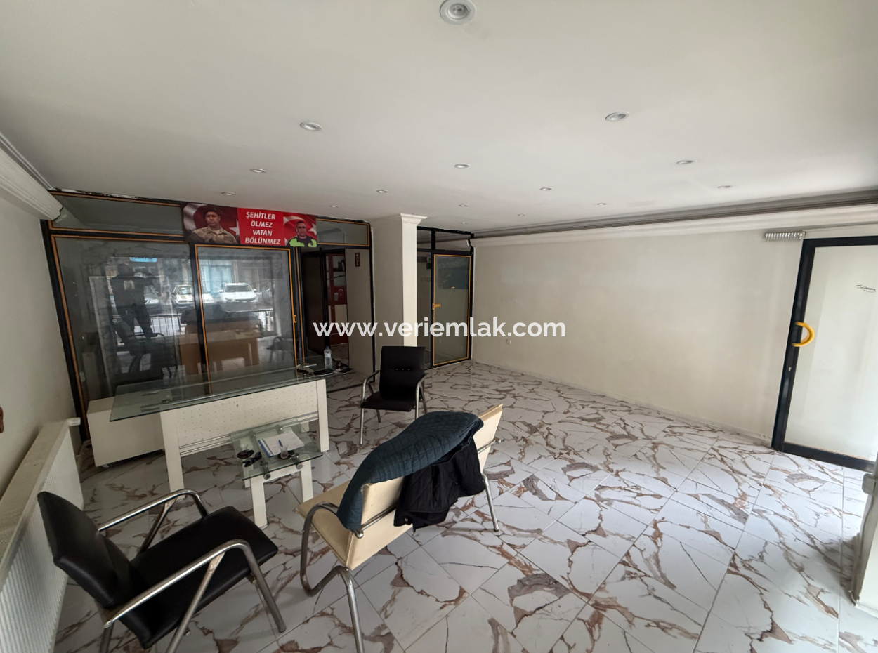 55 M² Gutscheinladen In Der Mithatpaşa-Strasse Gegenüber Dem Historischen Aufzug
