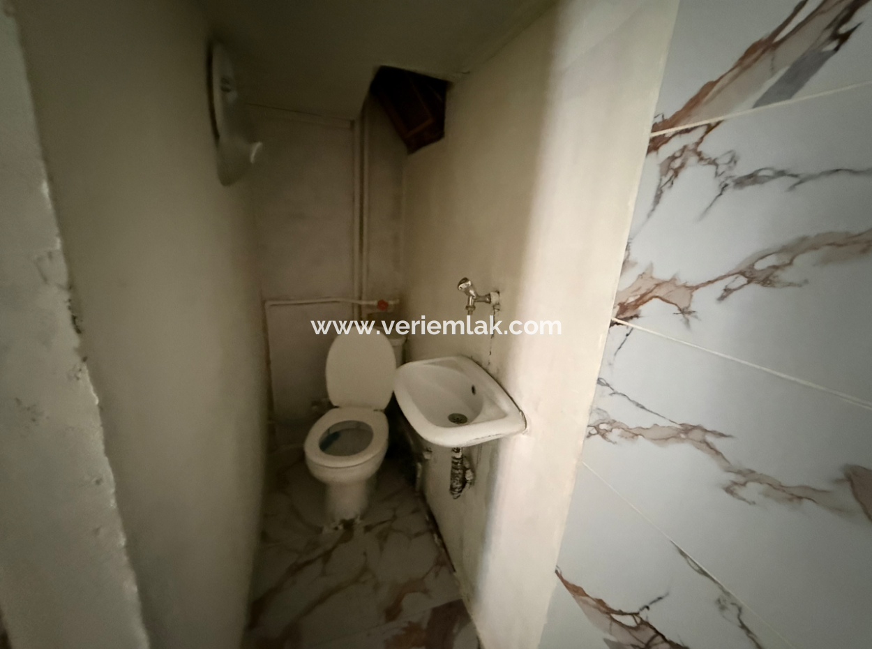 55 M² Gutscheinladen In Der Mithatpaşa-Strasse Gegenüber Dem Historischen Aufzug