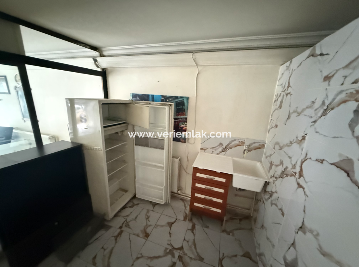 55 M² Gutscheinladen In Der Mithatpaşa-Strasse Gegenüber Dem Historischen Aufzug