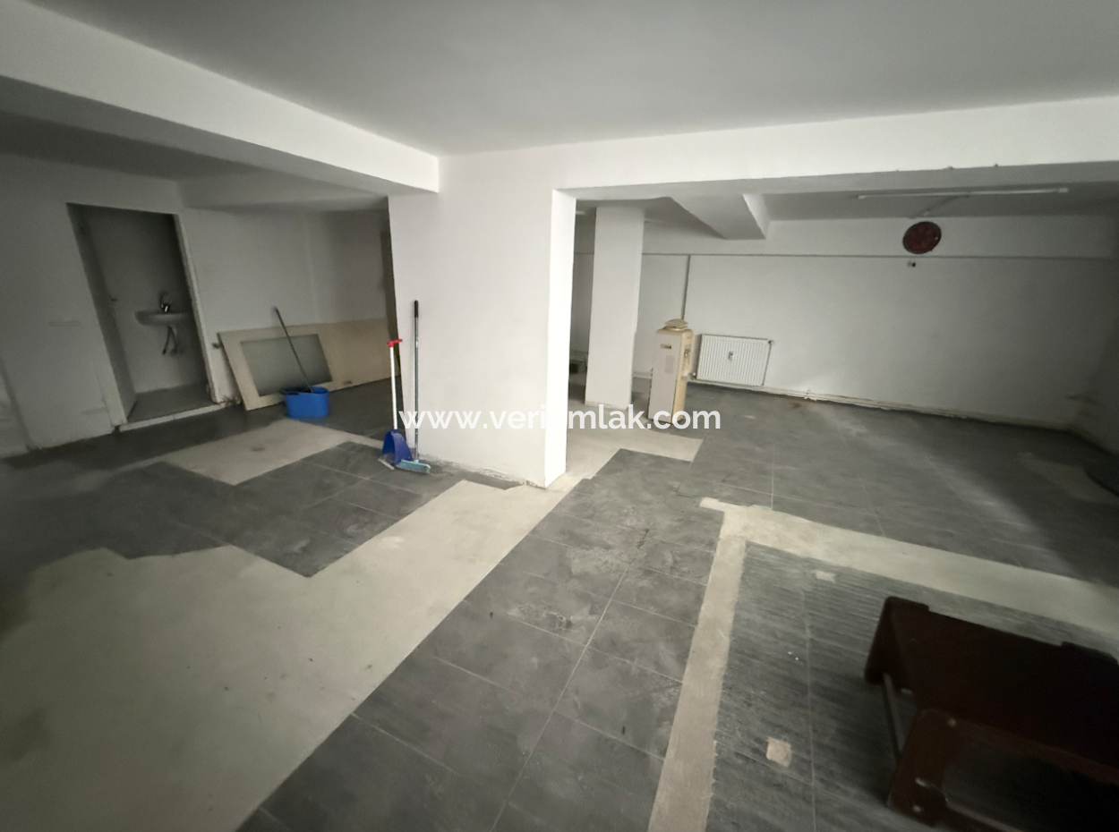 55 M² Gutscheinladen In Der Mithatpaşa-Strasse Gegenüber Dem Historischen Aufzug