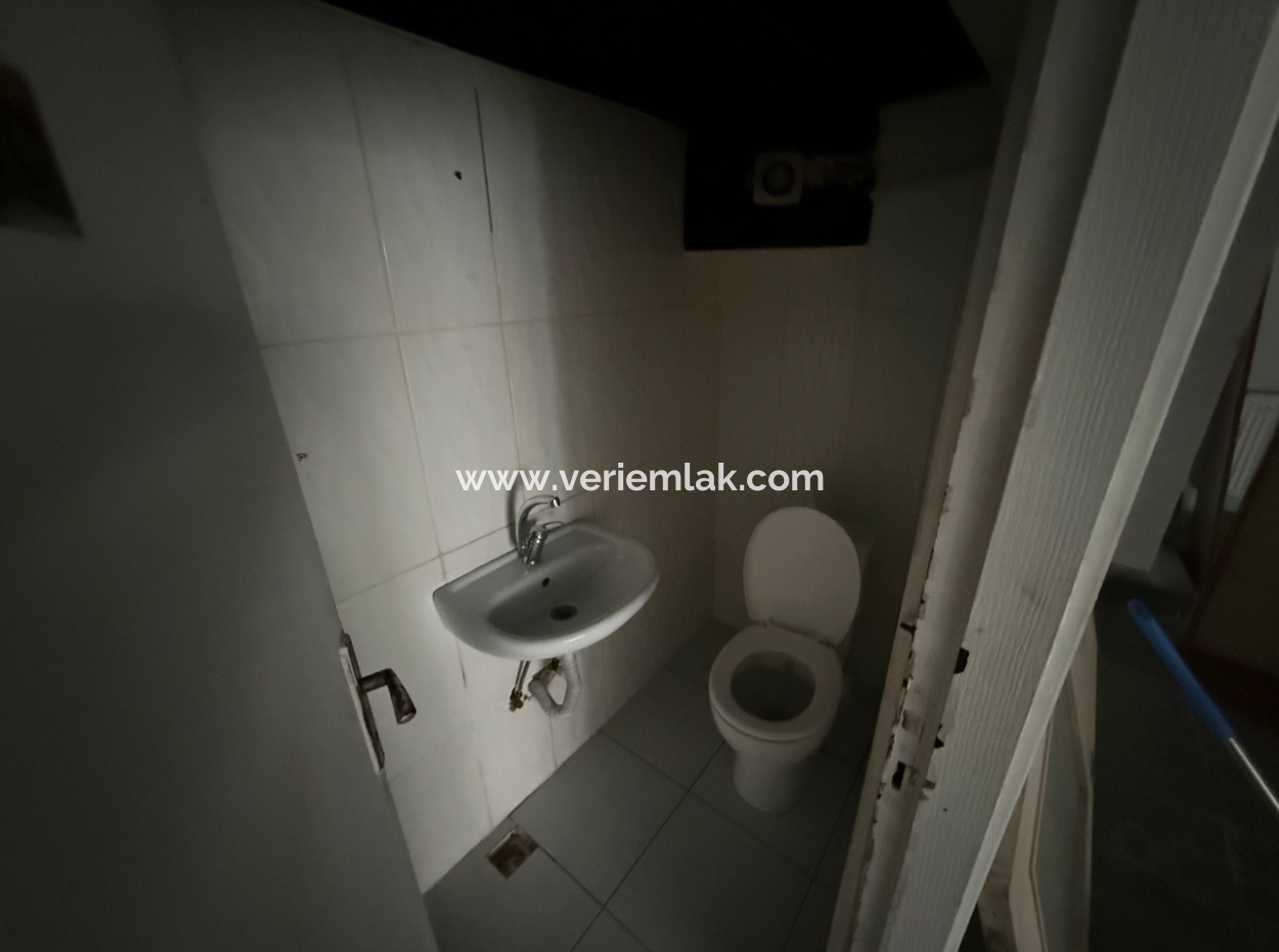 55 M² Gutscheinladen In Der Mithatpaşa-Strasse Gegenüber Dem Historischen Aufzug