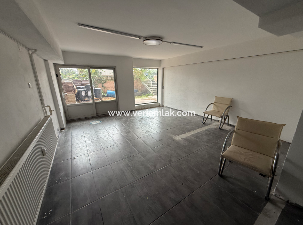 55 M² Gutscheinladen In Der Mithatpaşa-Strasse Gegenüber Dem Historischen Aufzug