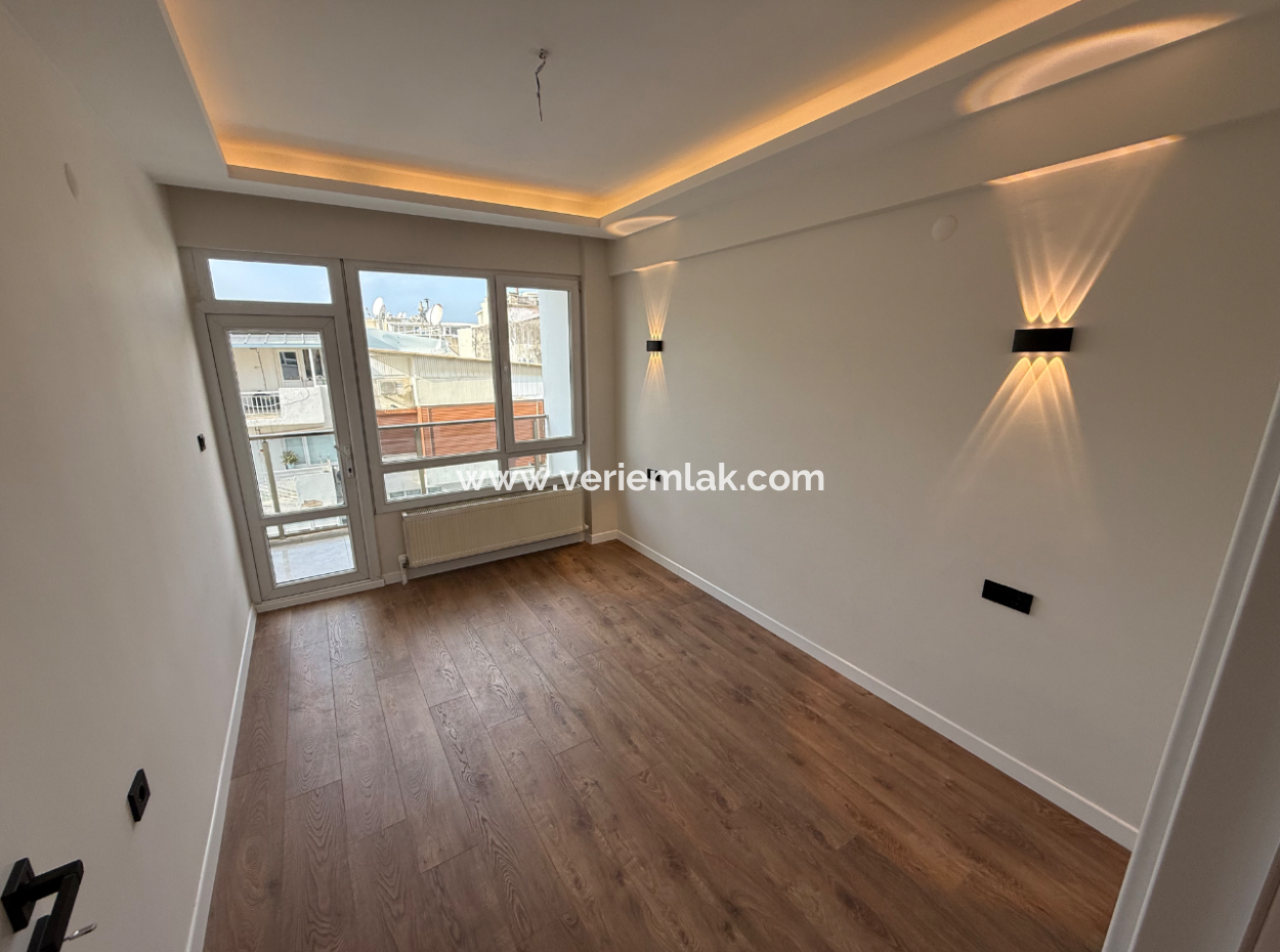 Eingang Zur Balçova Ata Strasse Vollständig Renoviert, Geräumige Wohnung Mit Aufzug