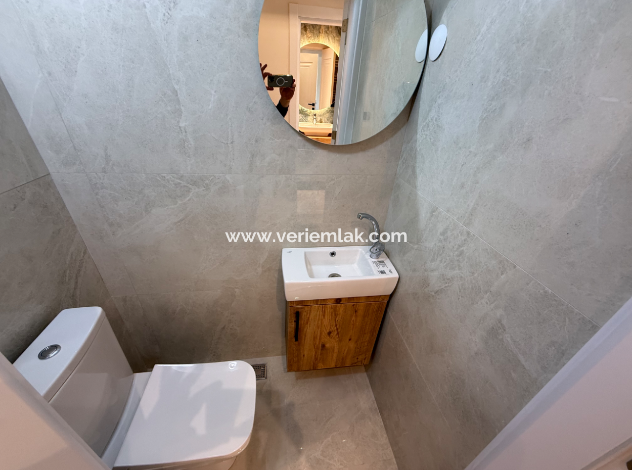 Eingang Zur Balçova Ata Strasse Vollständig Renoviert, Geräumige Wohnung Mit Aufzug