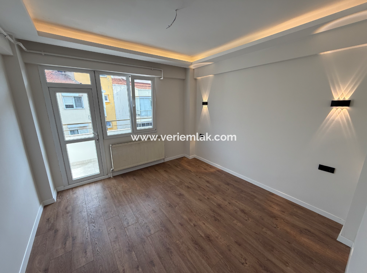 Eingang Zur Balçova Ata Strasse Vollständig Renoviert, Geräumige Wohnung Mit Aufzug