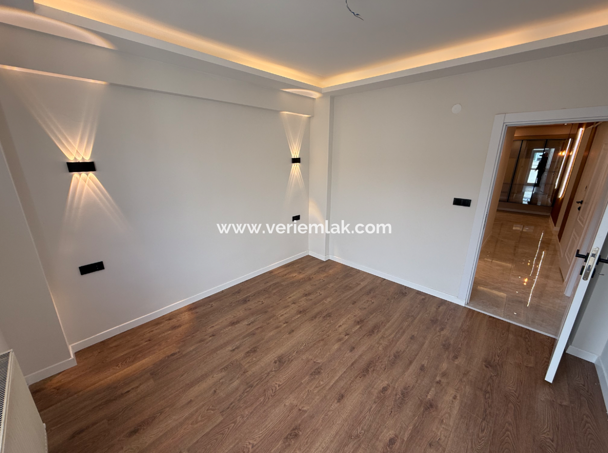 Eingang Zur Balçova Ata Strasse Vollständig Renoviert, Geräumige Wohnung Mit Aufzug