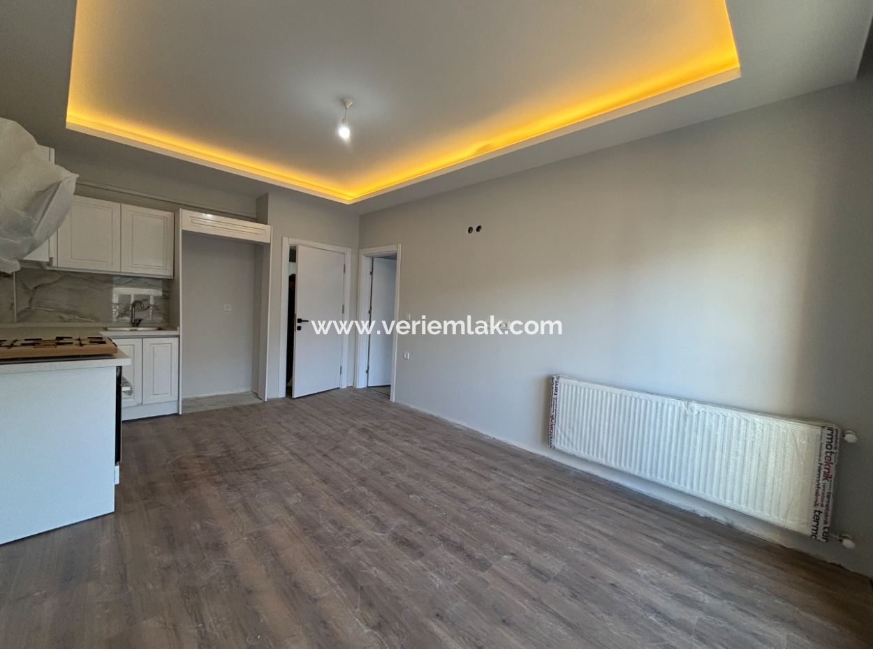 2-Zimmer-1-Wohnzimmer Zum Verkauf Mit Breiter Fassade In Seferihisar Turabiye