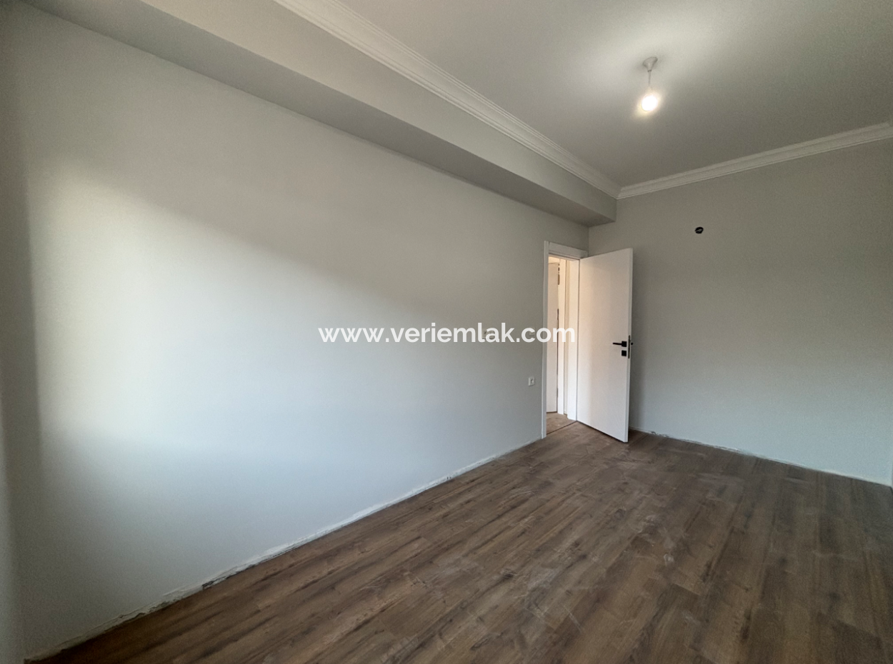 2-Zimmer-1-Wohnzimmer Zum Verkauf Mit Breiter Fassade In Seferihisar Turabiye