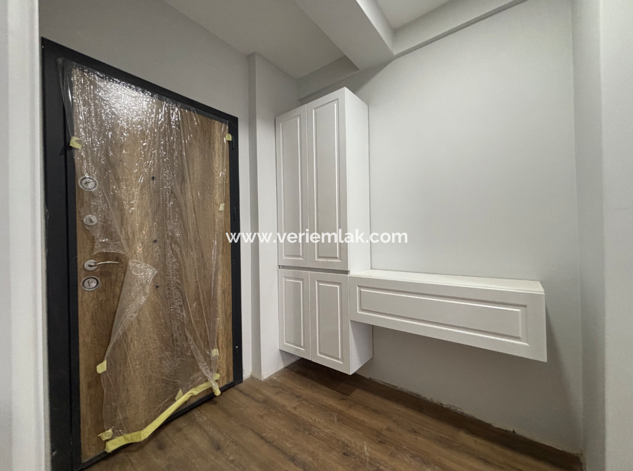 2-Zimmer-1-Wohnzimmer Zum Verkauf Mit Breiter Fassade In Seferihisar Turabiye