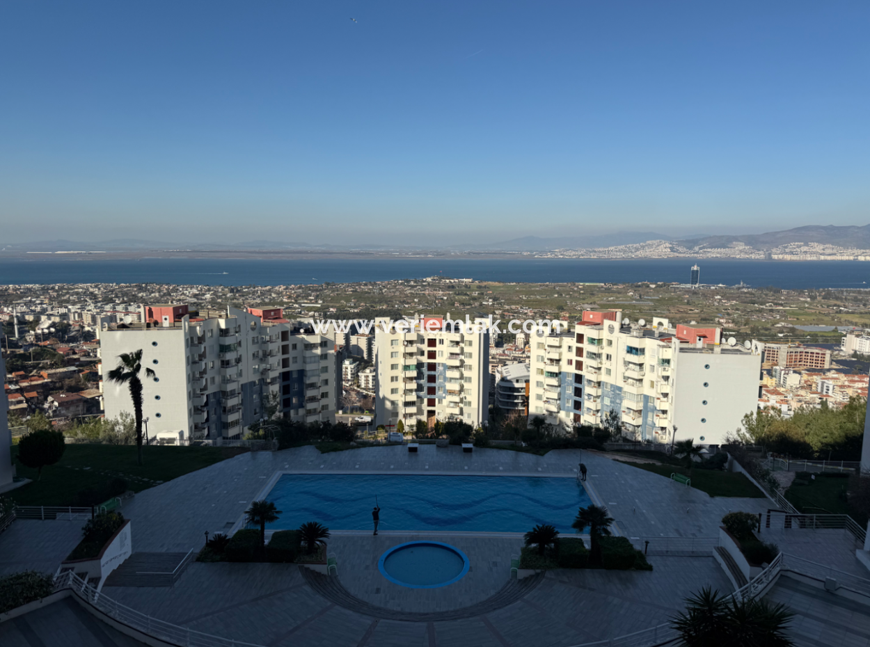 Meerblick Auf Einem Gelände Mit Einem Pool In Der Nähe Von Kaya Thermal In Narlidere