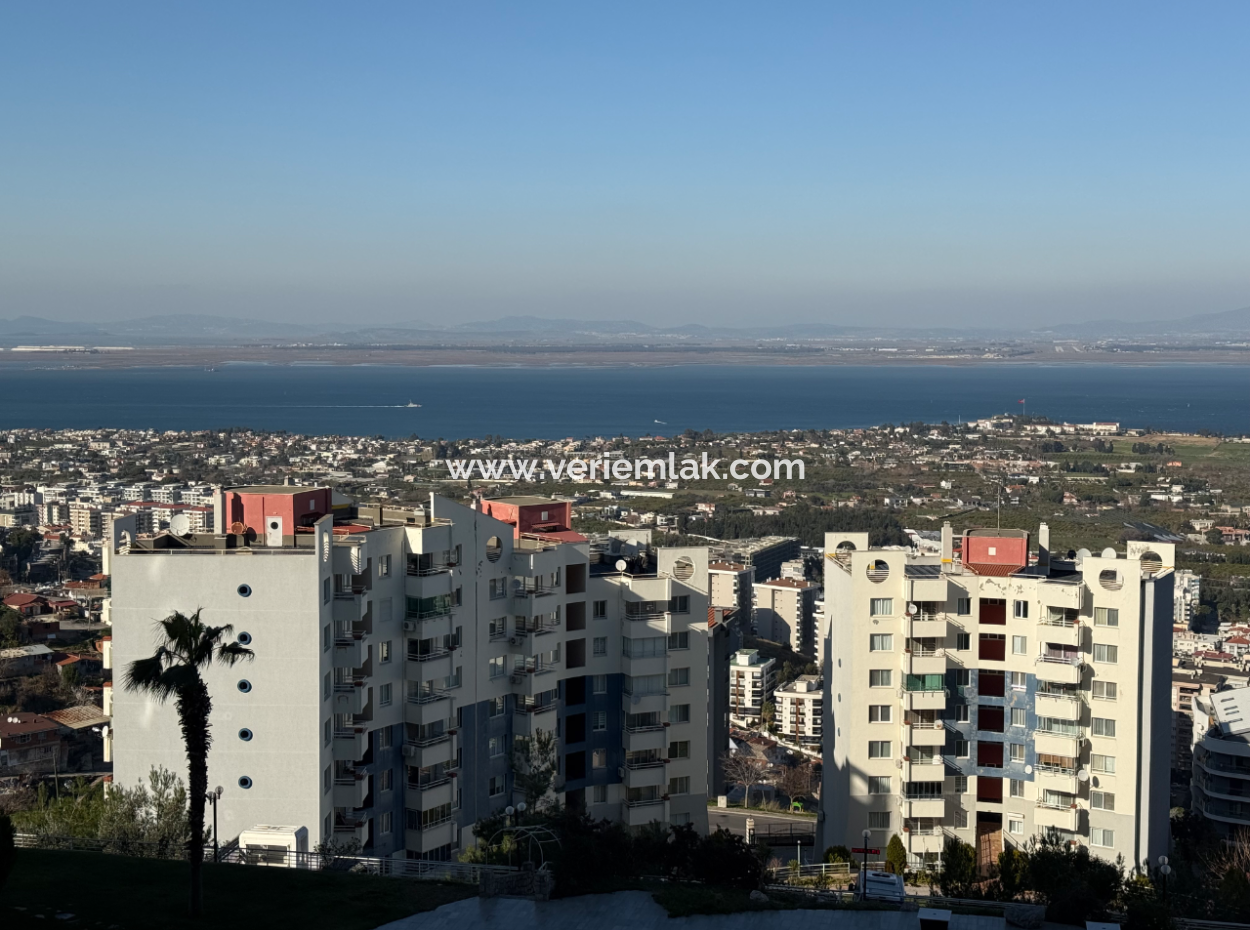 Meerblick Auf Einem Gelände Mit Einem Pool In Der Nähe Von Kaya Thermal In Narlidere