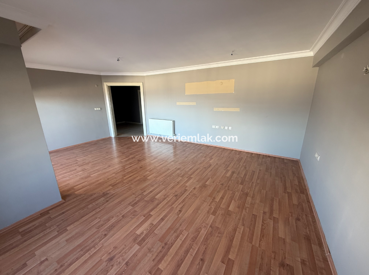 Meerblick Auf Einem Gelände Mit Einem Pool In Der Nähe Von Kaya Thermal In Narlidere