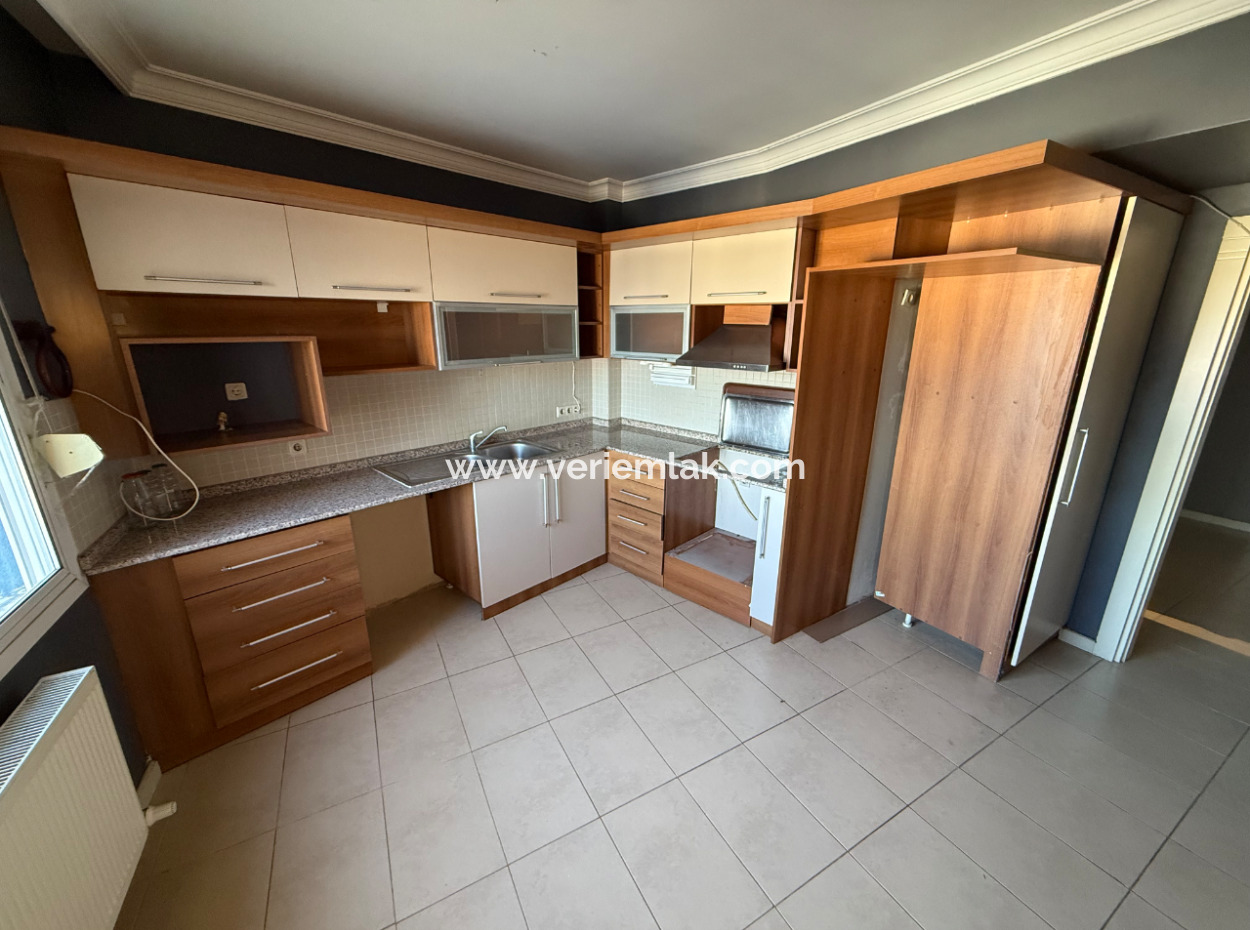 Meerblick Auf Einem Gelände Mit Einem Pool In Der Nähe Von Kaya Thermal In Narlidere