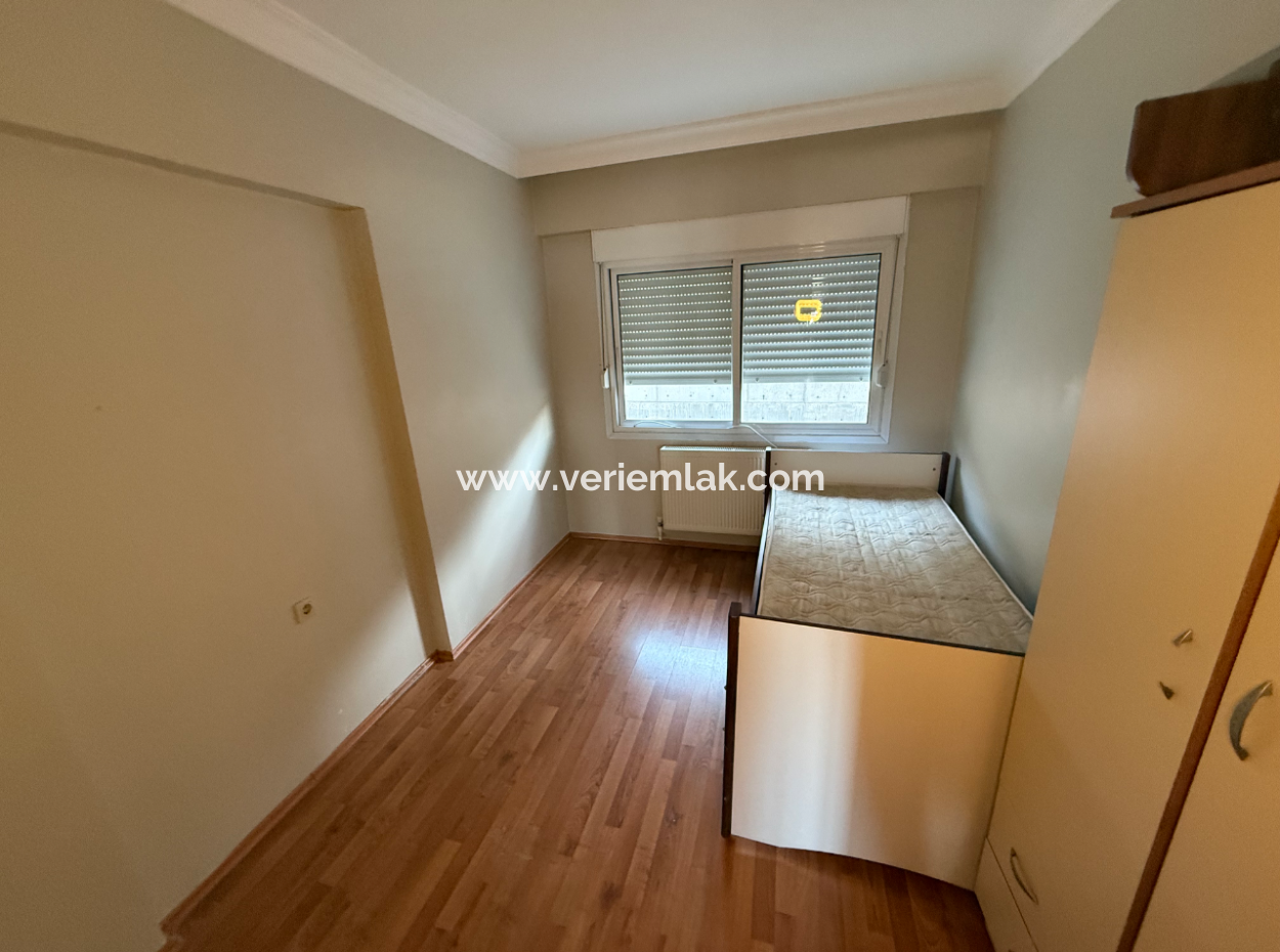 Meerblick Auf Einem Gelände Mit Einem Pool In Der Nähe Von Kaya Thermal In Narlidere