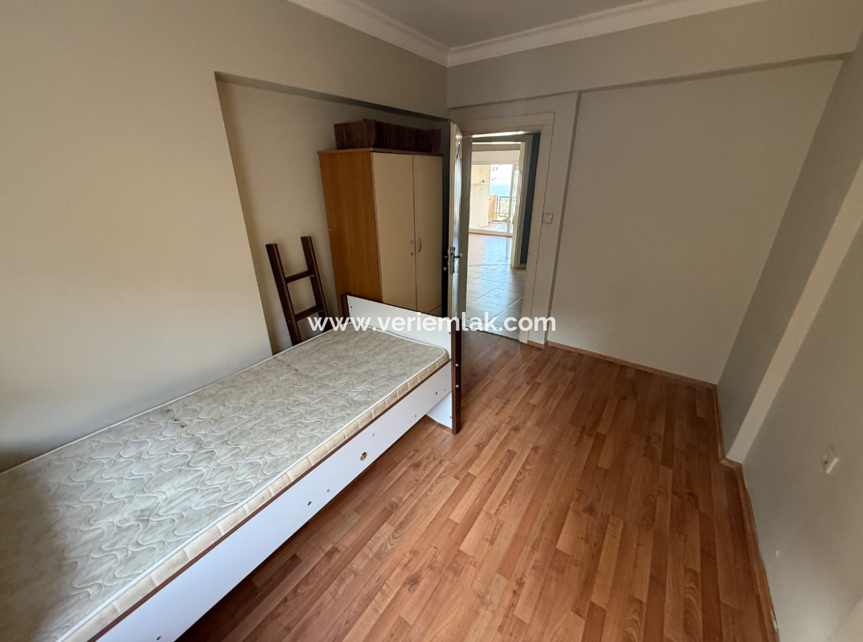 Meerblick Auf Einem Gelände Mit Einem Pool In Der Nähe Von Kaya Thermal In Narlidere