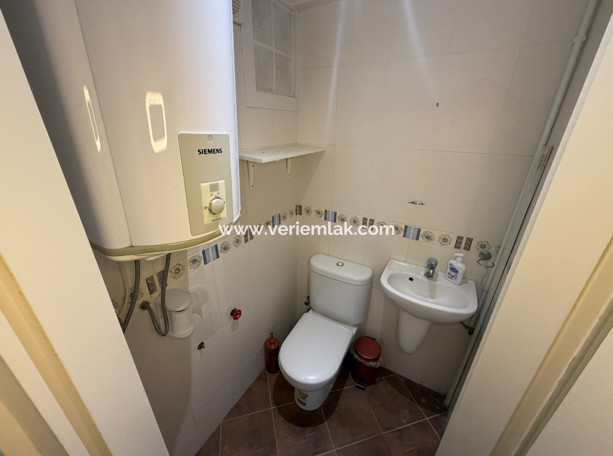 Meerblick Auf Einem Gelände Mit Einem Pool In Der Nähe Von Kaya Thermal In Narlidere