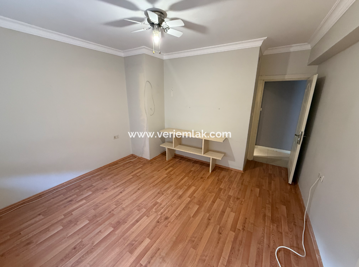 Meerblick Auf Einem Gelände Mit Einem Pool In Der Nähe Von Kaya Thermal In Narlidere