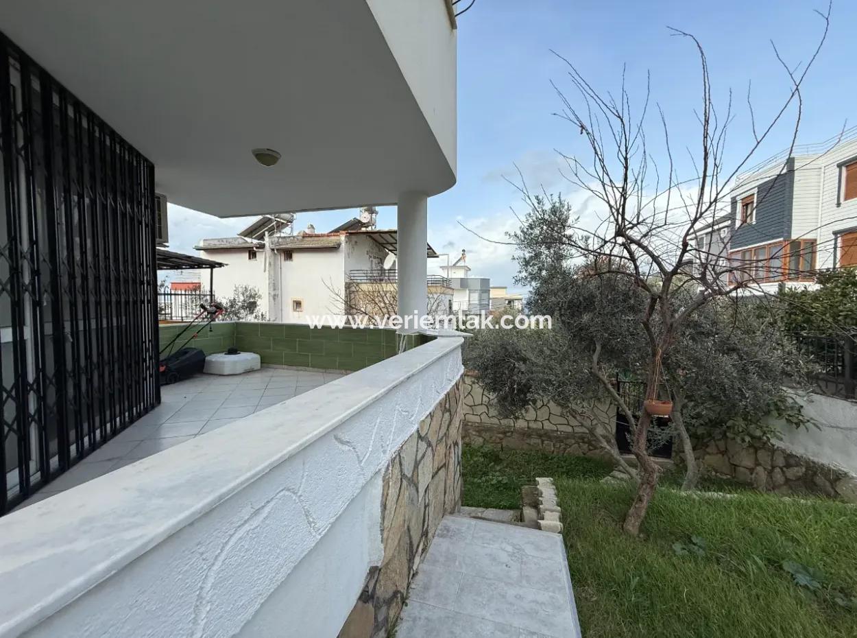 Villa Zum Verkauf In Seferihisar Akarca Atakum Sitesi Mit Meerblick Vom Garten Aus