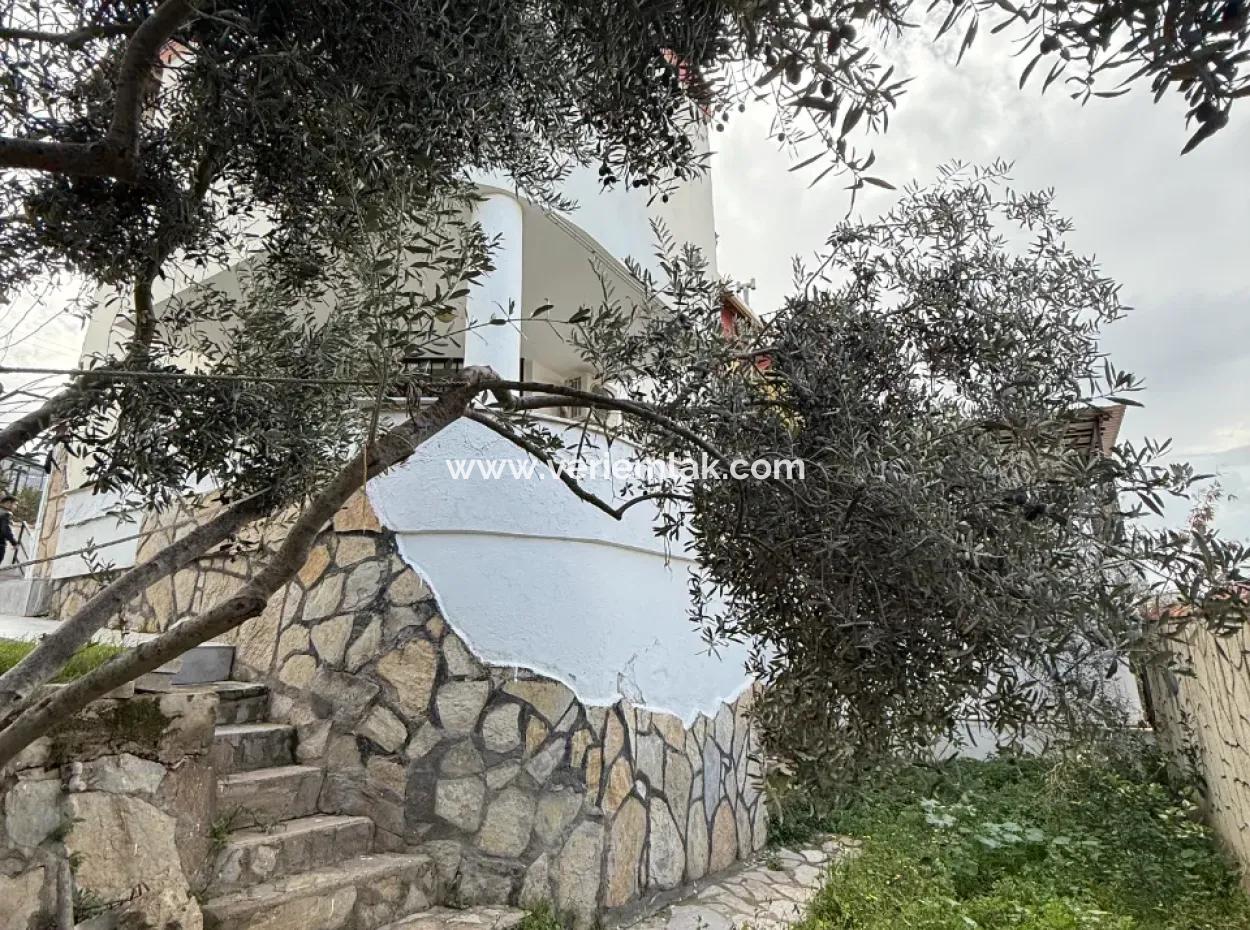 Villa Zum Verkauf In Seferihisar Akarca Atakum Sitesi Mit Meerblick Vom Garten Aus