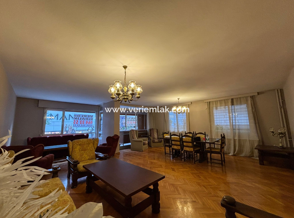 Zentral Gelegen, Geräumig Und Nützlich 4:1-Wohnungen Zur Miete In Der Mustafa Enver Bey Street In Alsancak.