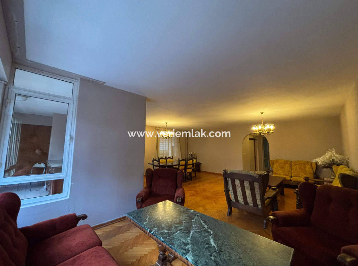 Zentral Gelegen, Geräumig Und Nützlich 4:1-Wohnungen Zur Miete In Der Mustafa Enver Bey Street In Alsancak.