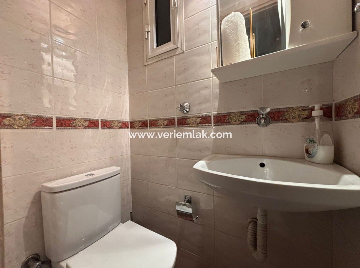 Zentral Gelegen, Geräumig Und Nützlich 4:1-Wohnungen Zur Miete In Der Mustafa Enver Bey Street In Alsancak.