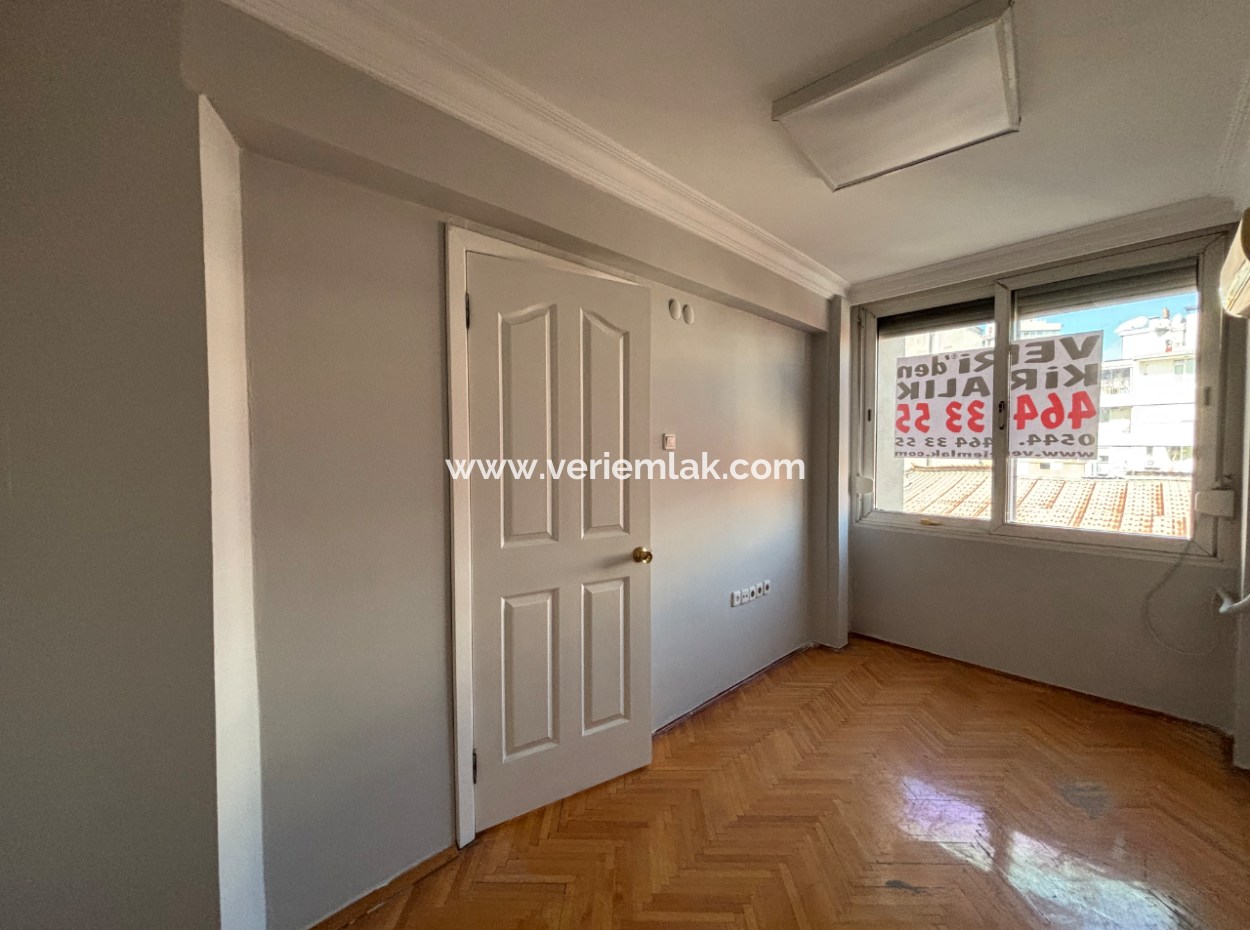 Ecke Gegenüber Des Alsancak State Hospital 2 1 Arbeitsplatz Zu Mieten / Büro