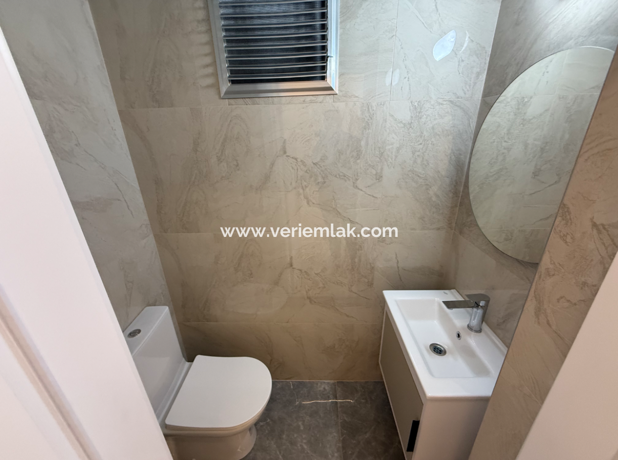 Vollständige Renovierung Des Zwischengeschosses Gegenüber Der Weiterführenden Schule Necatibey In Der Nähe Von İnönü Cd