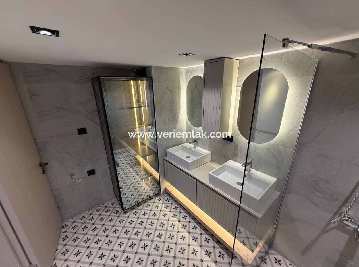 Eck-Entrezzanin-Wohnung Nahe Der Strasse Auf Dem Pressegelände