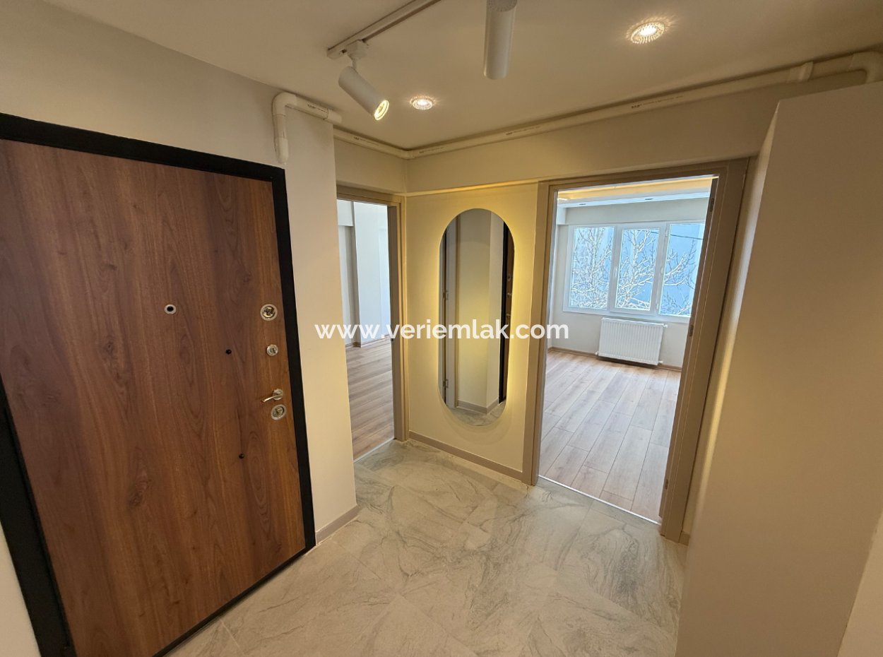 Eck-Entrezzanin-Wohnung Nahe Der Strasse Auf Dem Pressegelände