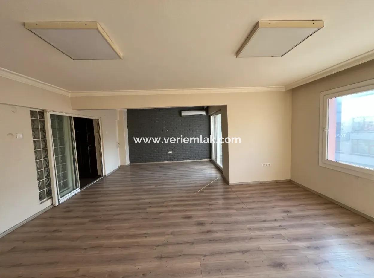 Möglichkeit Für Eine Geräumige Und Helle Wohnung Im Herzen Der Stadt