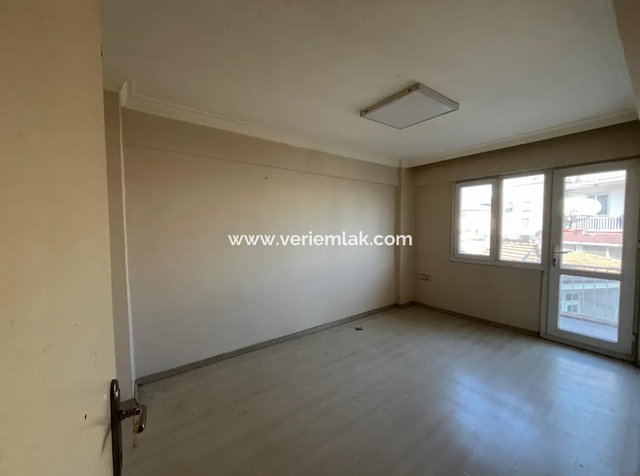 Möglichkeit Für Eine Geräumige Und Helle Wohnung Im Herzen Der Stadt