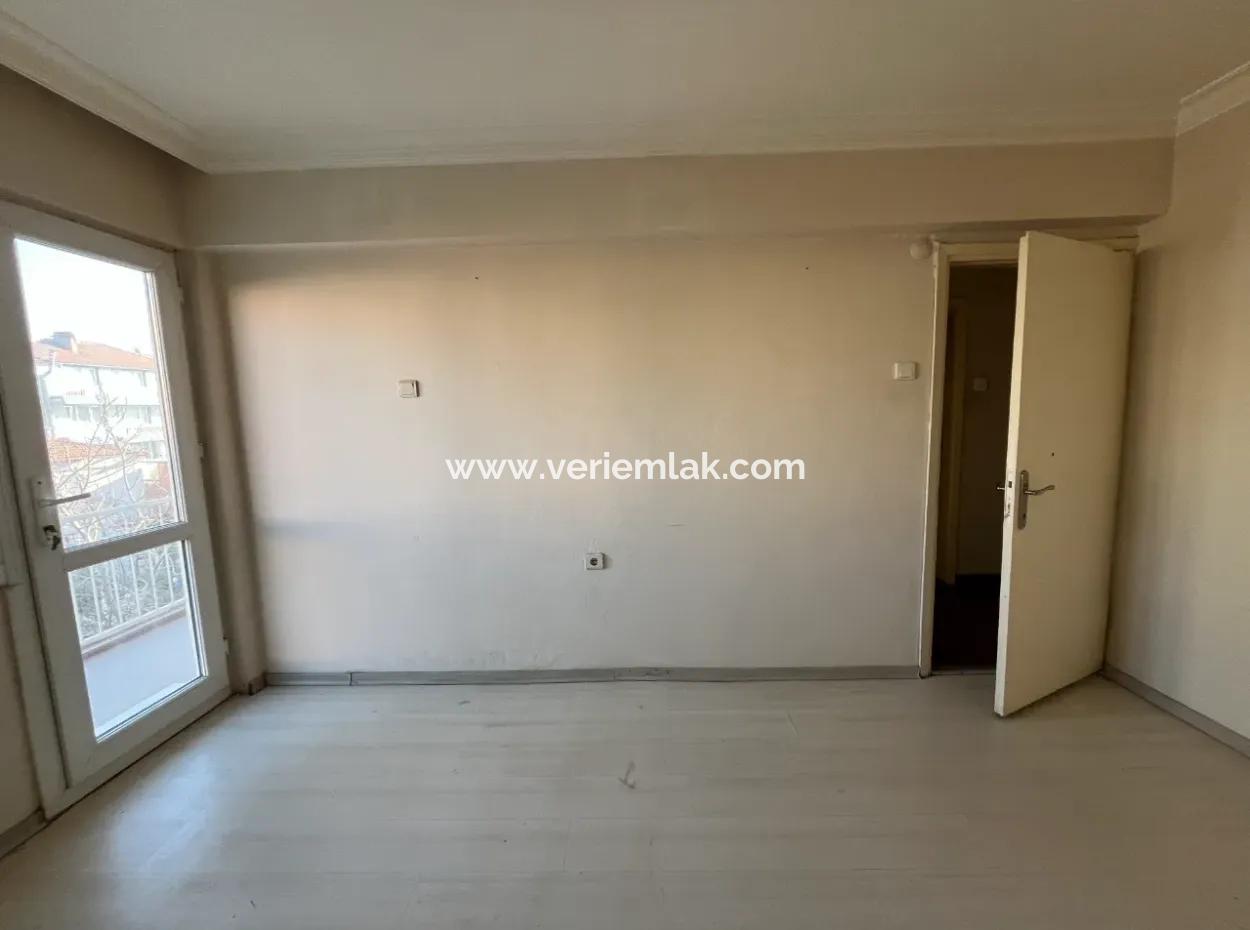 Möglichkeit Für Eine Geräumige Und Helle Wohnung Im Herzen Der Stadt