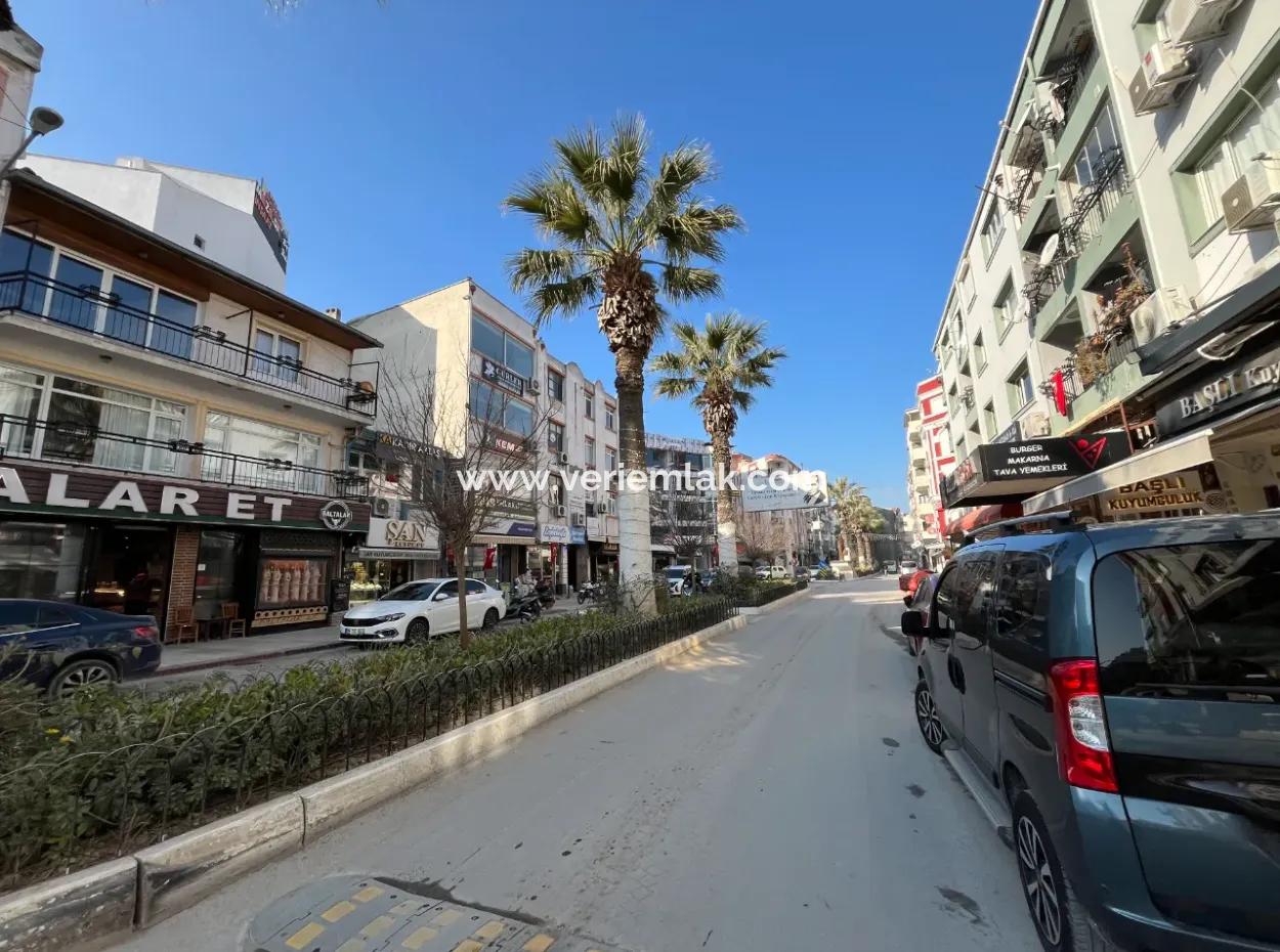 Möglichkeit Für Eine Geräumige Und Helle Wohnung Im Herzen Der Stadt