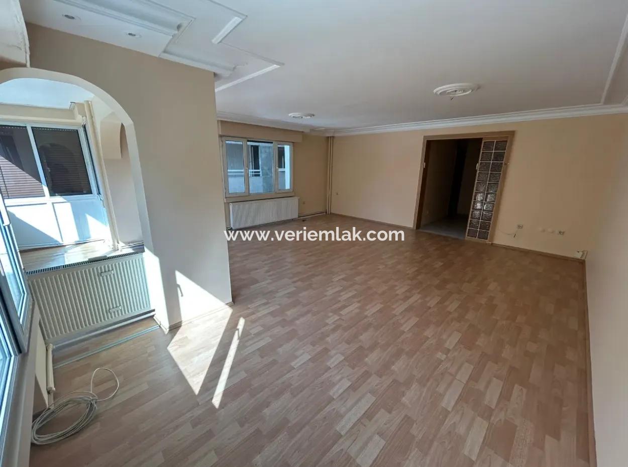 Prestigeträchtige Wohnung Zum Verkauf Mit Breiter Front Zum İzmir Kültürpark In Der Mustafa-Bey-Straße, Alsancak