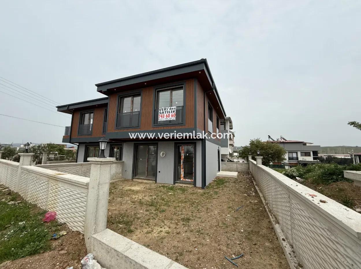 Neue Villa Mit Moderner Architektur In Seferihisar Tepecik