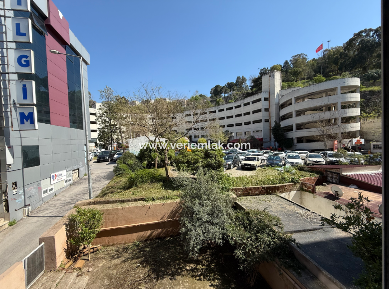 Ecke Mit Vollrenoviertem Zwischenaufzug An Der Strasse In Göztepe