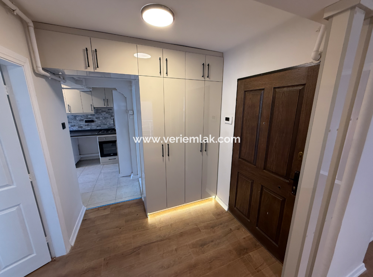 Ecke Mit Vollrenoviertem Zwischenaufzug An Der Strasse In Göztepe