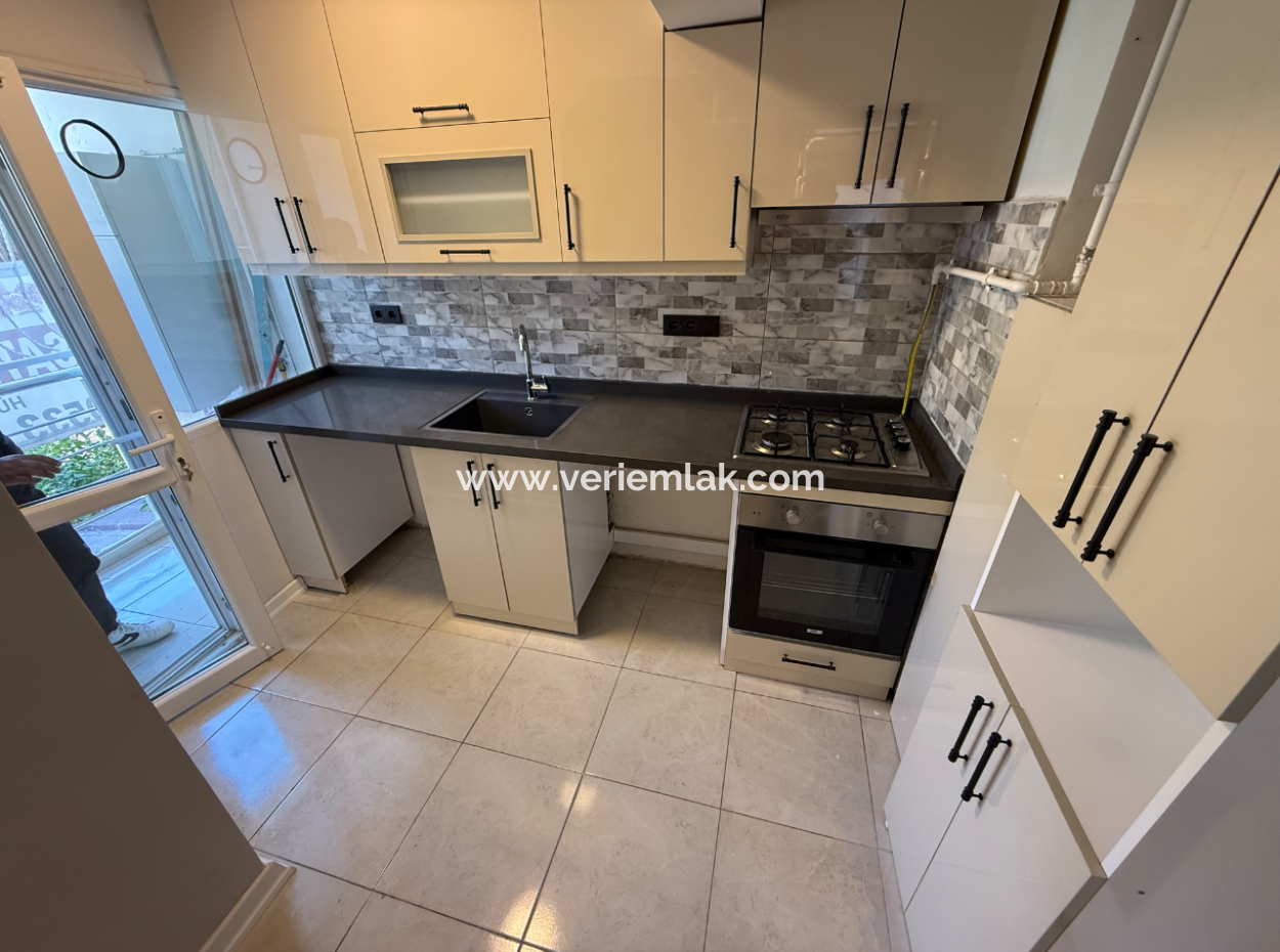 Ecke Mit Vollrenoviertem Zwischenaufzug An Der Strasse In Göztepe