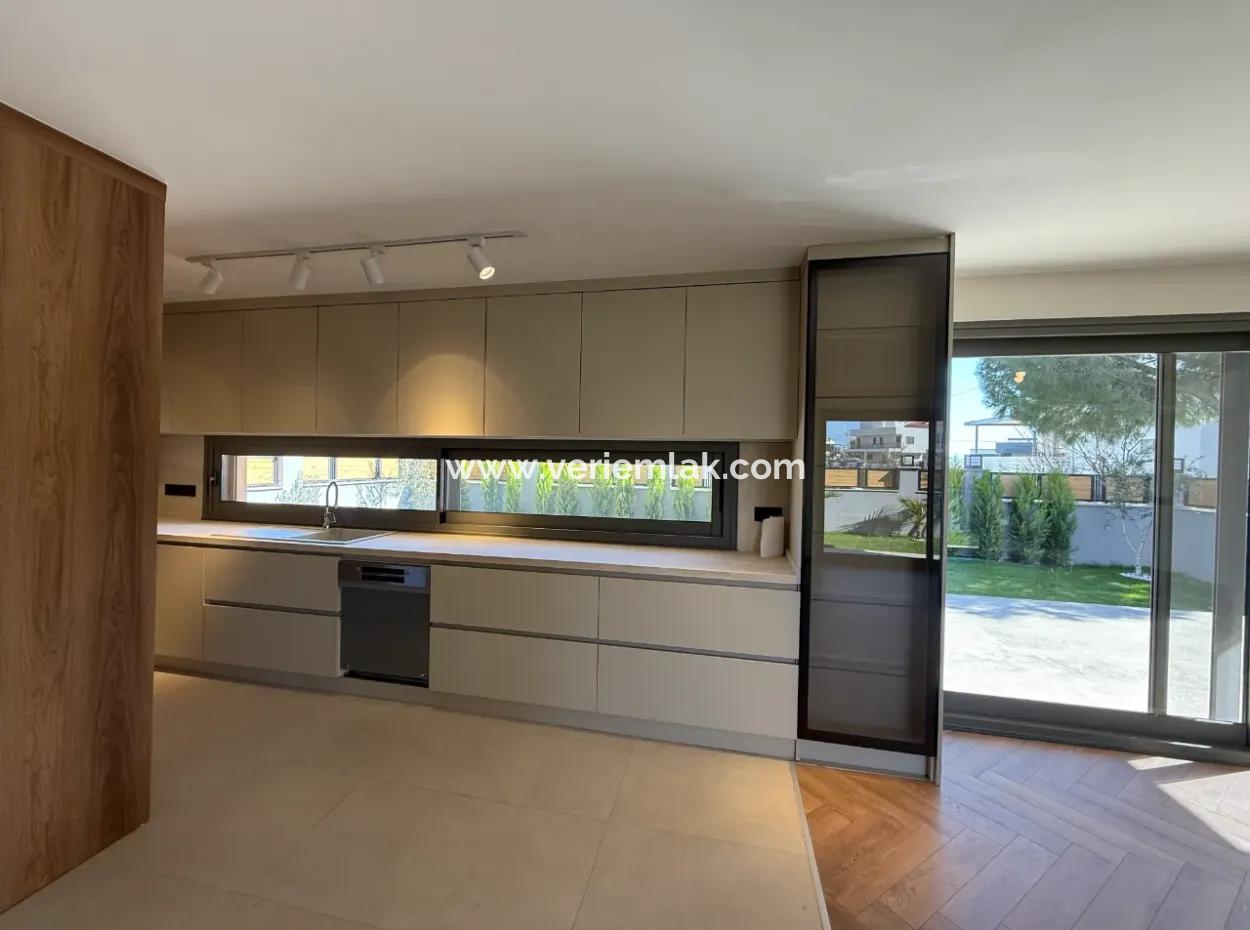 Oberes Segment Ultra Luxuriöse Freistehende Villa In Fußläufiger Entfernung Zum Meer In Seferihisar Akarca