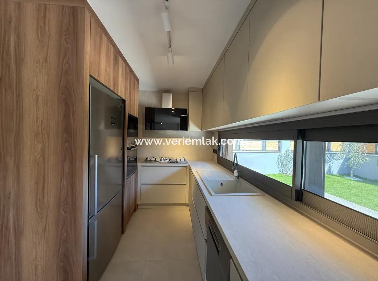 Oberes Segment Ultra Luxuriöse Freistehende Villa In Fußläufiger Entfernung Zum Meer In Seferihisar Akarca