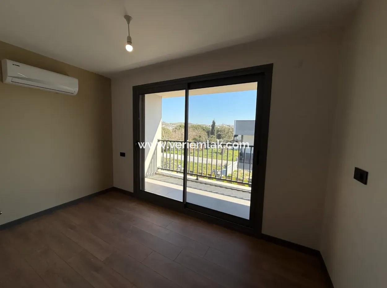 Oberes Segment Ultra Luxuriöse Freistehende Villa In Fußläufiger Entfernung Zum Meer In Seferihisar Akarca