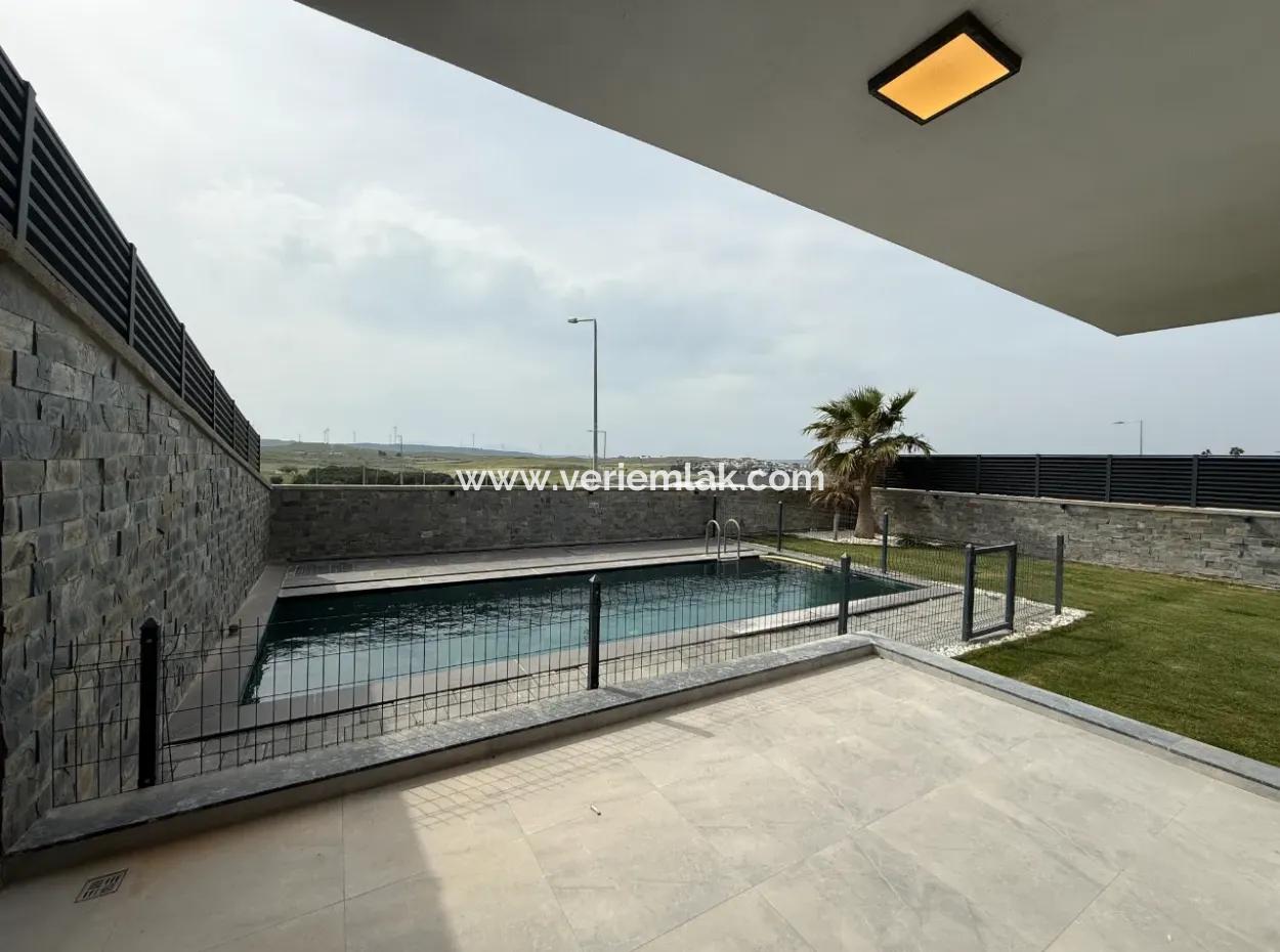 Corner Location 5 1 Villa Zum Verkauf Mit Pool In Bahçeşehir Von Veri!